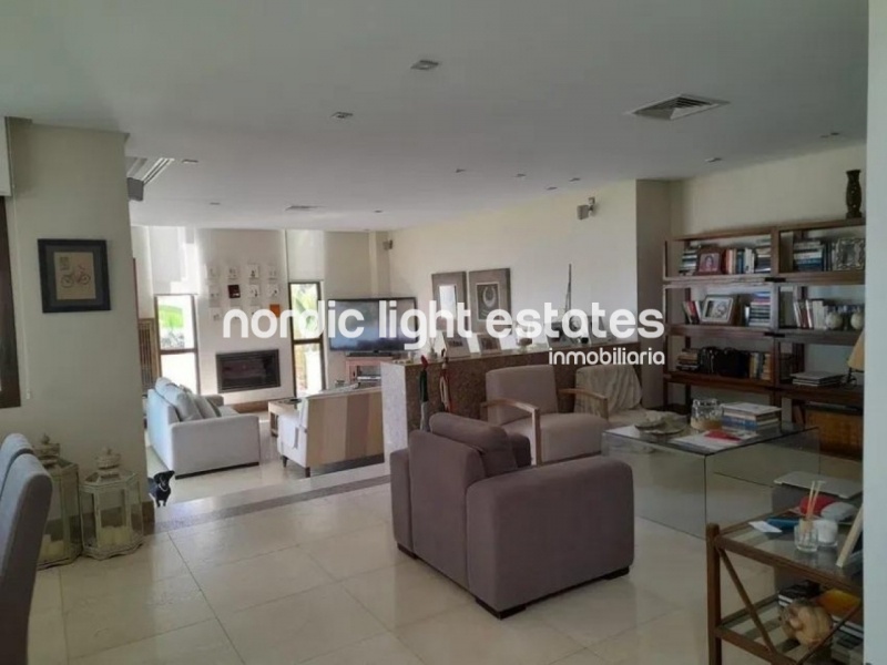 Luxury detached villa 6 beds, 5 baths 