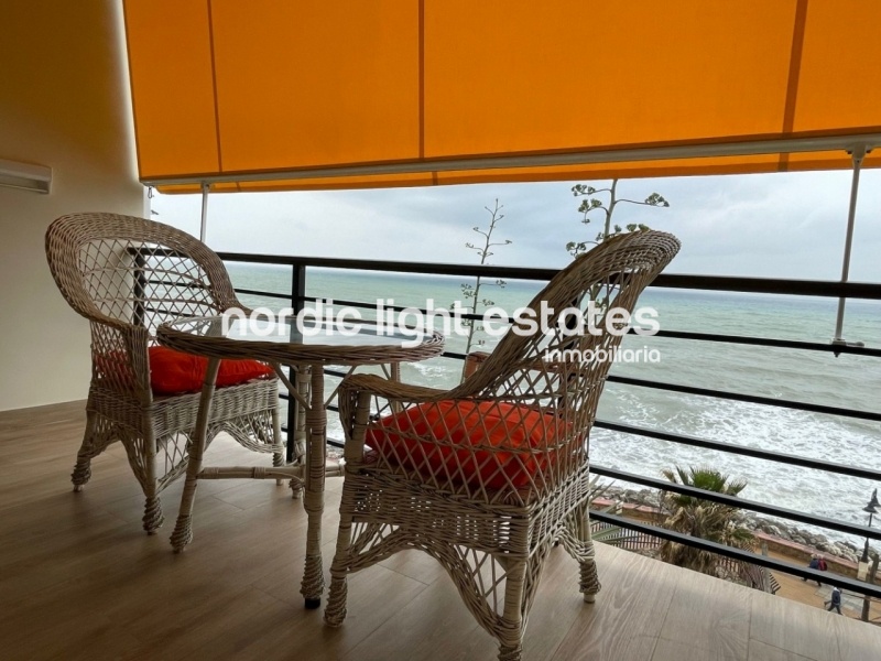 Primera línea de la playa. Estudio con plaza de parking