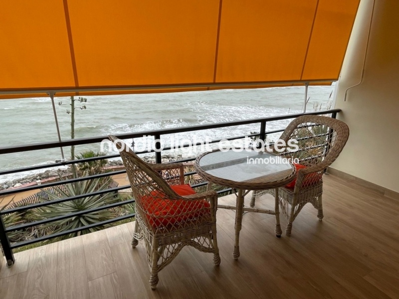 Primera línea de la playa. Estudio con plaza de parking