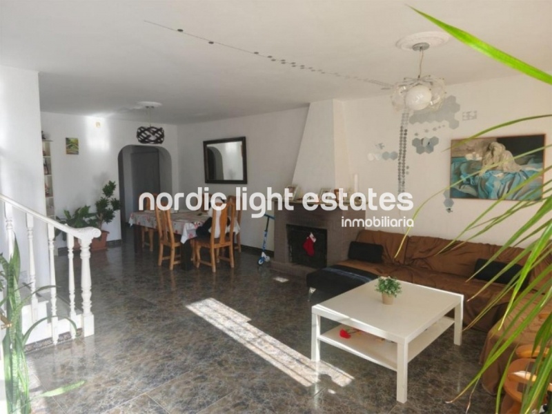 Gran casa adosada al sur de 4 dormitorios y cochera