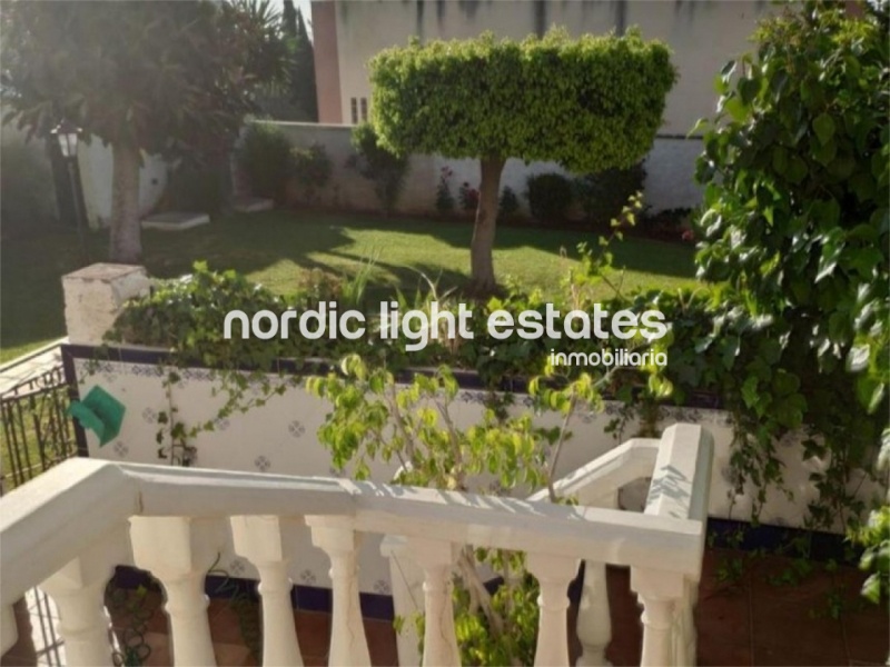 Gran casa adosada al sur de 4 dormitorios y cochera