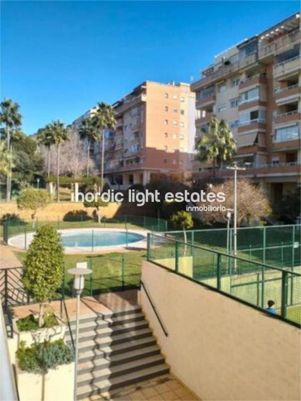 Apartamento con parking, trastero, 5 piscinas y pista de pádel 