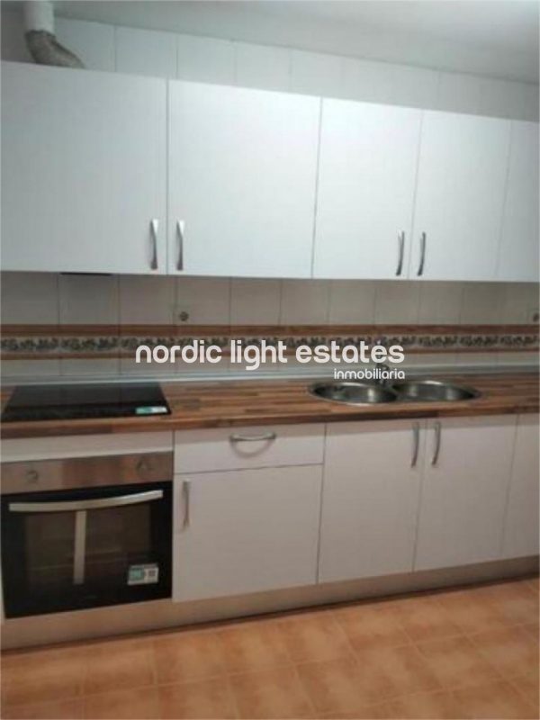 Apartamento con parking, trastero, 5 piscinas y pista de pádel 