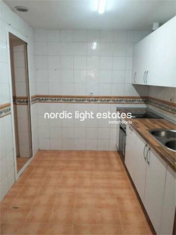 Apartamento con parking, trastero, 5 piscinas y pista de pádel 