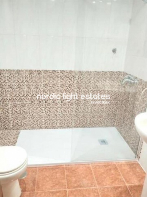 Apartamento con parking, trastero, 5 piscinas y pista de pádel 