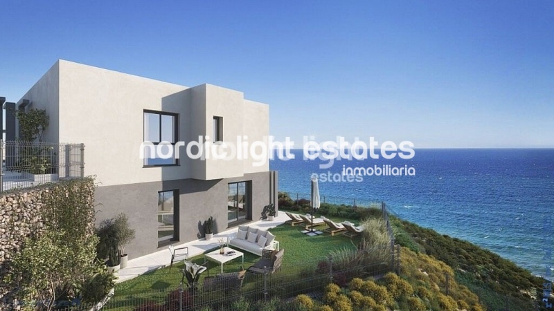 Primera linea de la playa. Villas a estrenar