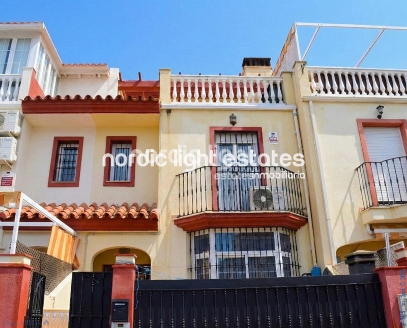 Bonita casa adosada en una urbanización