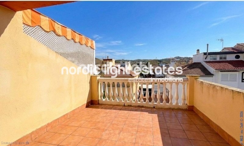 Bonita casa adosada en una urbanización