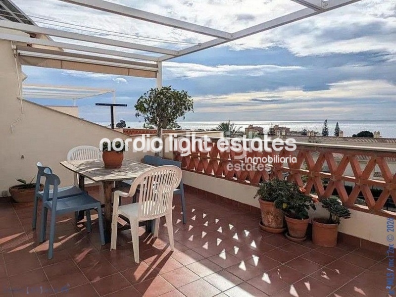 Casa adosada muy amplia con zona de parking