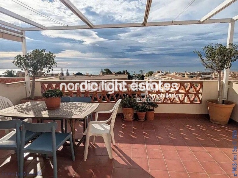 Casa adosada muy amplia con zona de parking