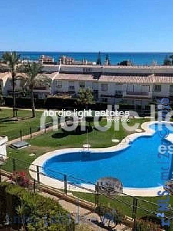 Casa adosada muy amplia con zona de parking