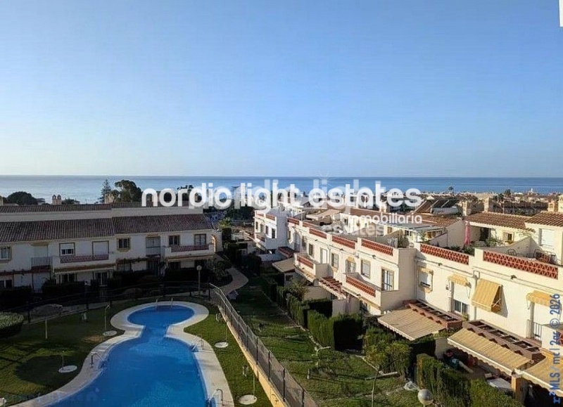 Casa adosada muy amplia con zona de parking