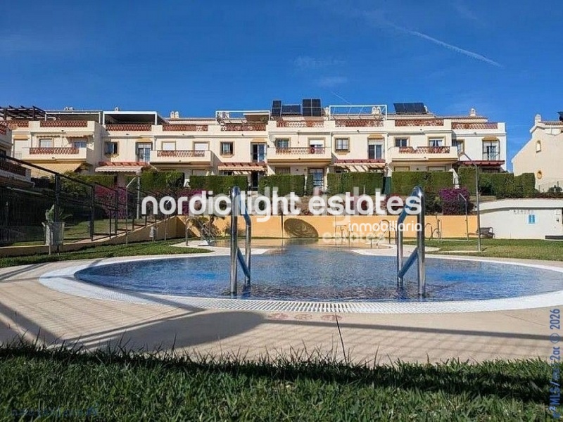 Casa adosada muy amplia con zona de parking