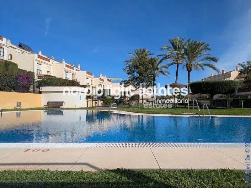 Casa adosada muy amplia con zona de parking