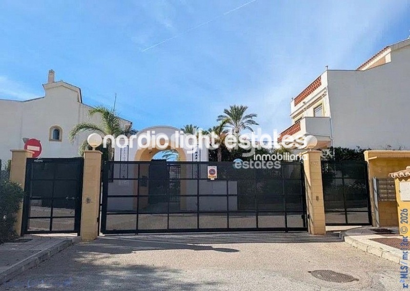 Casa adosada muy amplia con zona de parking