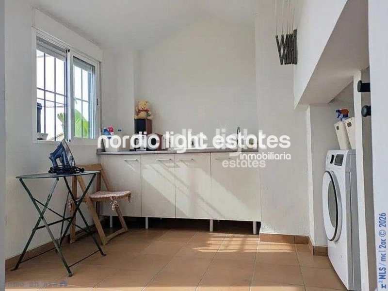 Casa adosada muy amplia con zona de parking