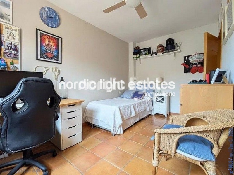 Casa adosada muy amplia con zona de parking