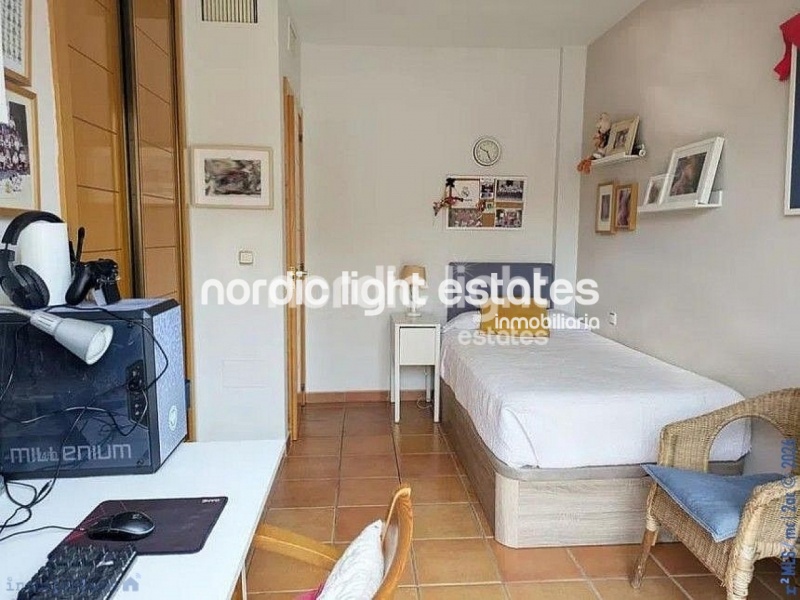 Casa adosada muy amplia con zona de parking