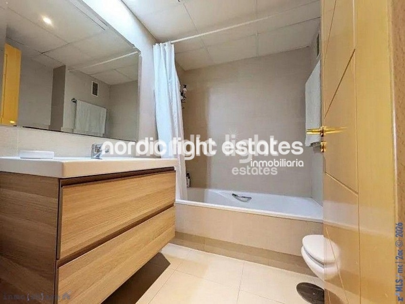 Casa adosada muy amplia con zona de parking