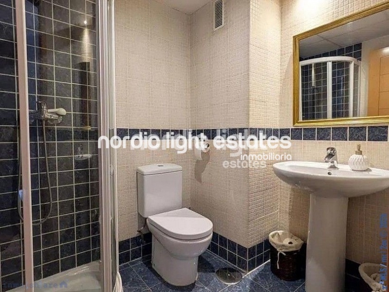 Casa adosada muy amplia con zona de parking