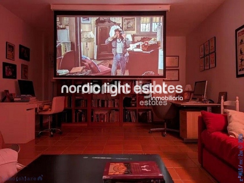 Casa adosada muy amplia con zona de parking