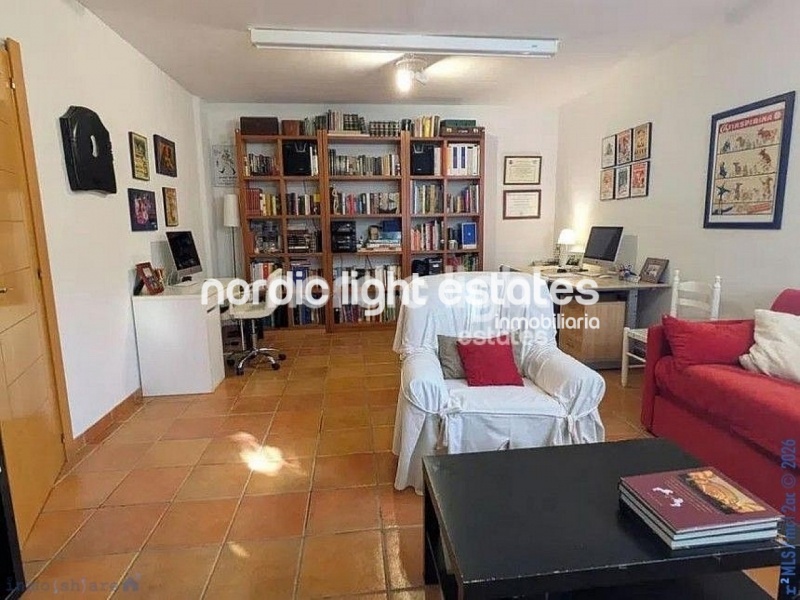 Casa adosada muy amplia con zona de parking