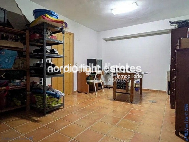 Casa adosada muy amplia con zona de parking