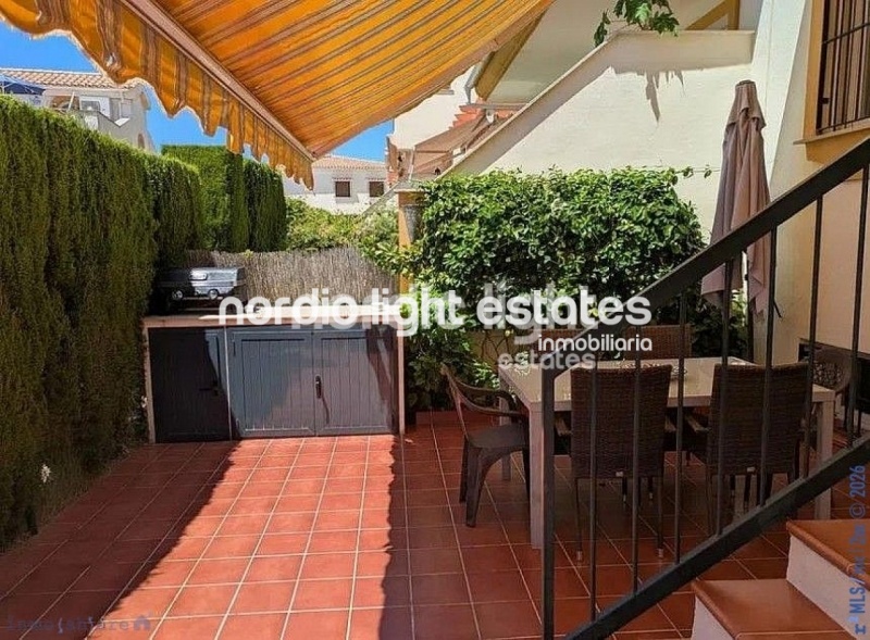 Casa adosada muy amplia con zona de parking