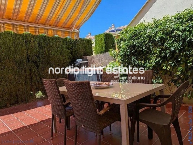 Casa adosada muy amplia con zona de parking