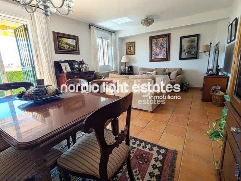 Casa adosada muy amplia con zona de parking