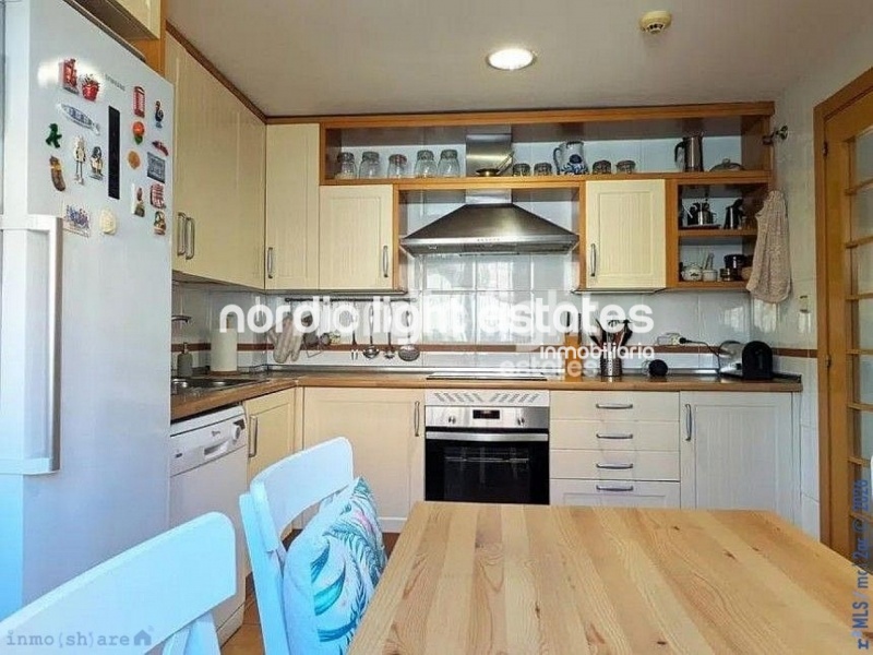 Casa adosada muy amplia con zona de parking