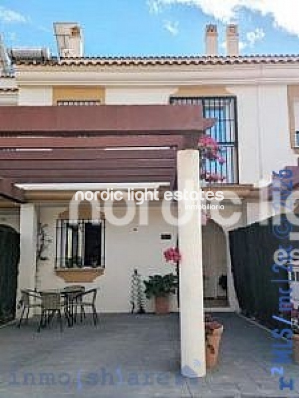 Casa adosada muy amplia con zona de parking