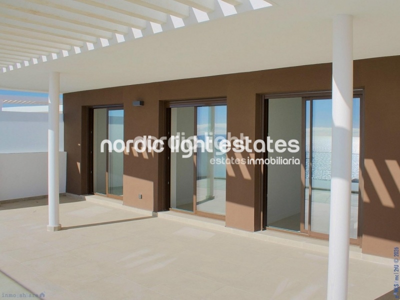 Impresionate apartamento a estrenar con vistas panorámicas al mar