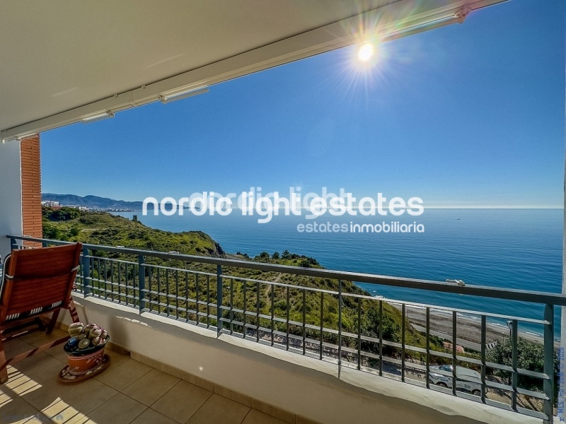Moderno apartamento con impresionantes vistas panorámicas al mar
