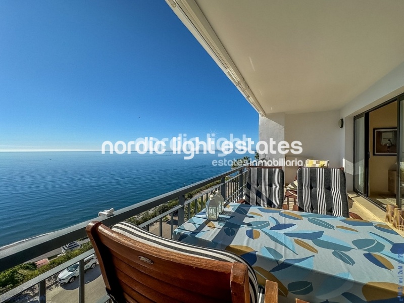 Moderno apartamento con impresionantes vistas panorámicas al mar