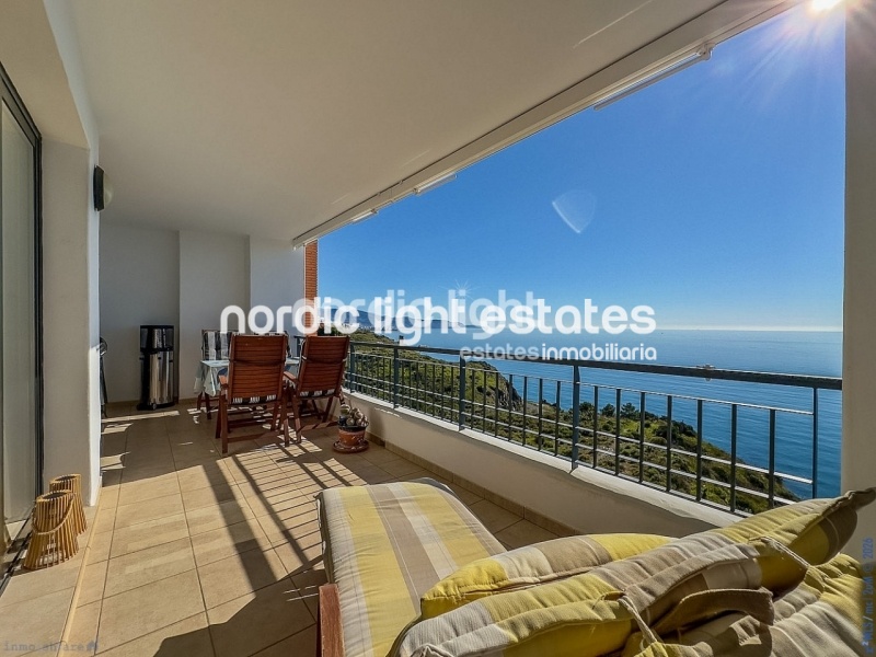 Moderno apartamento con impresionantes vistas panorámicas al mar