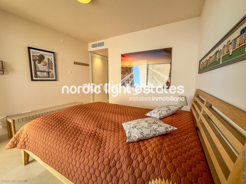 Moderno apartamento con impresionantes vistas panorámicas al mar