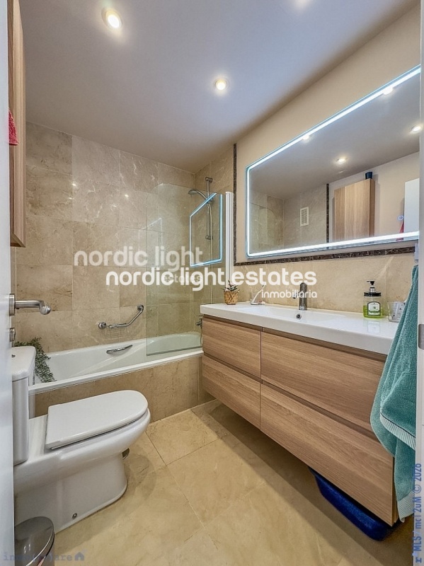 Moderno apartamento con impresionantes vistas panorámicas al mar