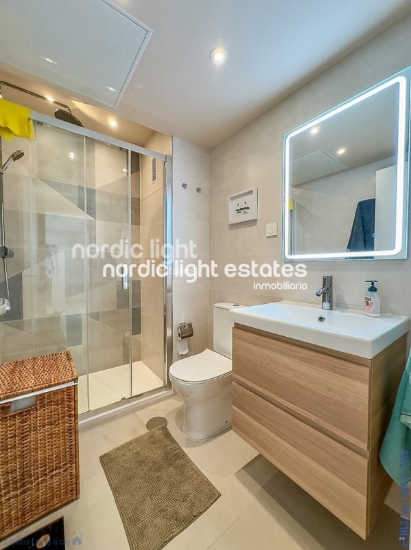 Moderno apartamento con impresionantes vistas panorámicas al mar