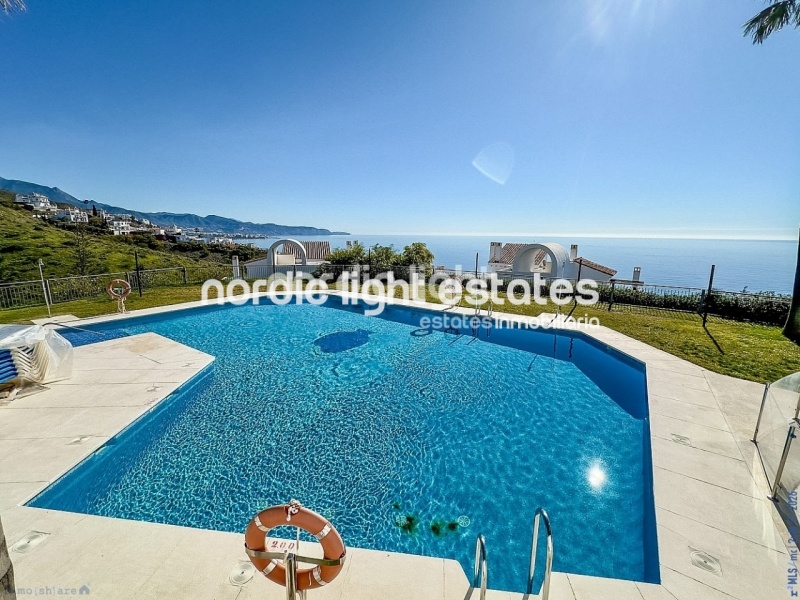 Moderno apartamento con impresionantes vistas panorámicas al mar