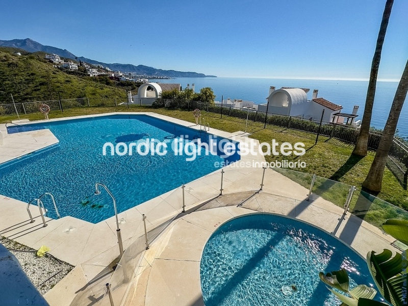 Moderno apartamento con impresionantes vistas panorámicas al mar