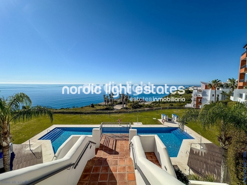 Moderno apartamento con impresionantes vistas panorámicas al mar