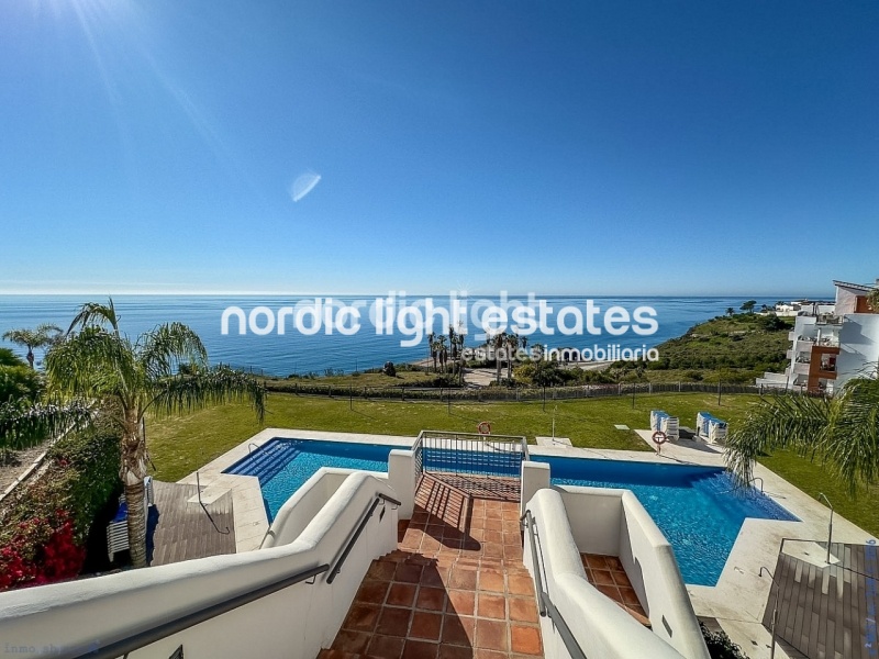 Moderno apartamento con impresionantes vistas panorámicas al mar