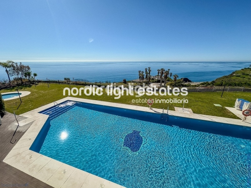 Moderno apartamento con impresionantes vistas panorámicas al mar