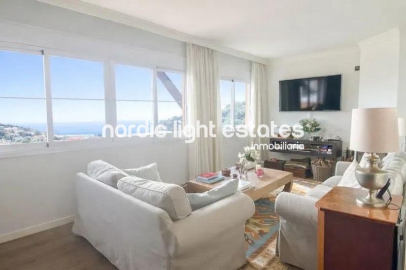 Stunning semi-detached villa with panoramic views 