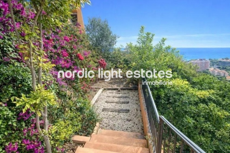 Stunning semi-detached villa with panoramic views 