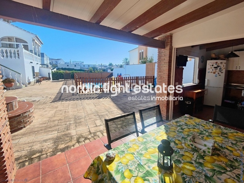 Magnífica villa independiente a tan solo 700 metros de Playa de Burriana