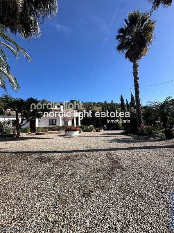 Estupenda casa de campo con un terreno de 6.000m2