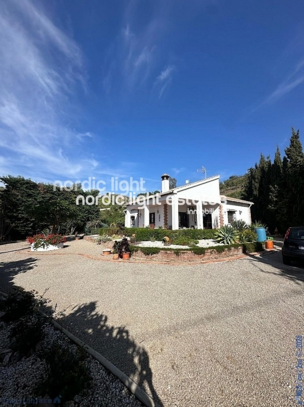 Estupenda casa de campo con un terreno de 6.000m2