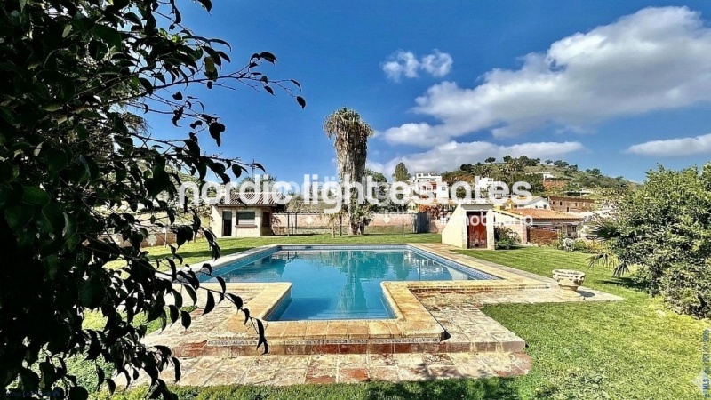 Gran villa, casa de invitados, producción de aguacates